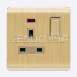Q1-015 13A Switched socket